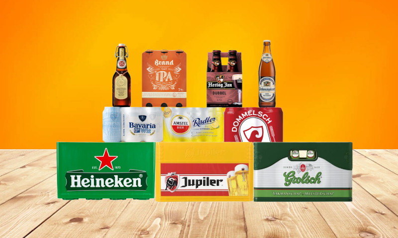 Kratten bier, sixpacks en flesjes op een houten vloer